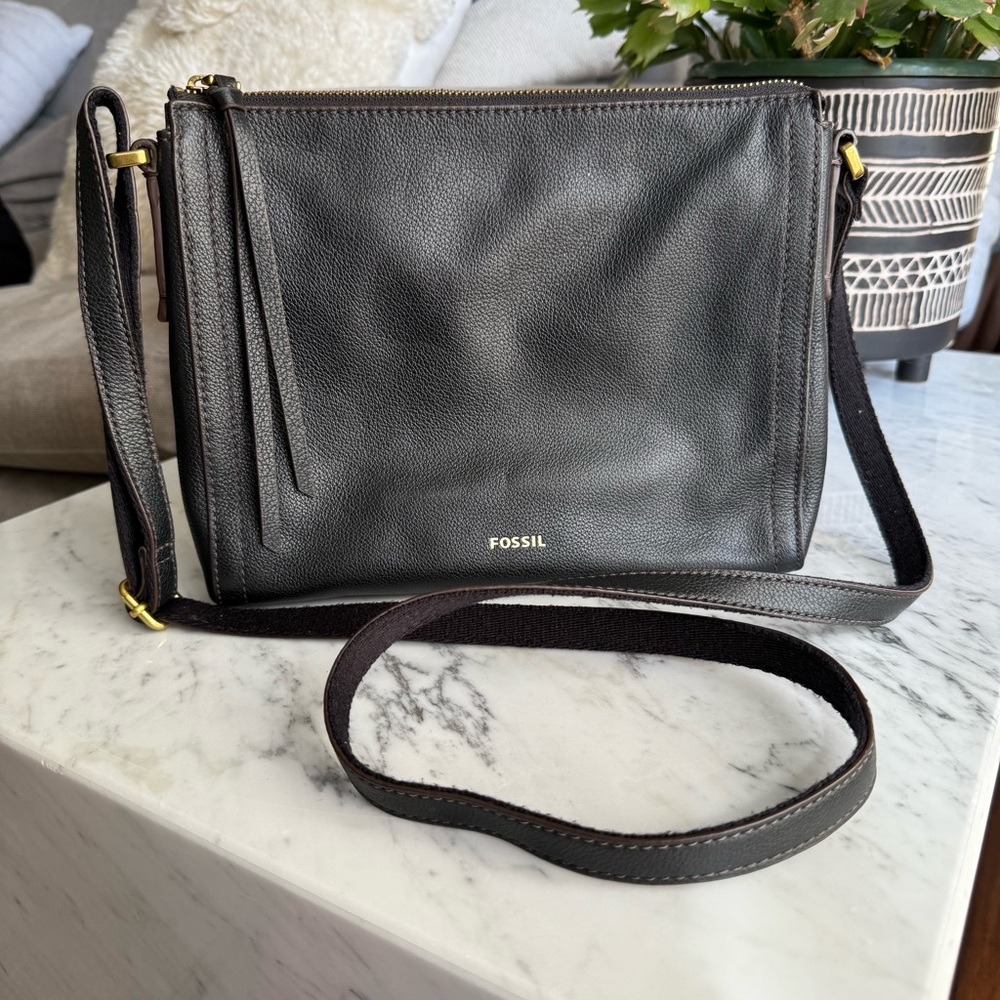 Fossil 1954 Black Leather Crossbody Bag – Pebbled Leather, Classic Minimal Style